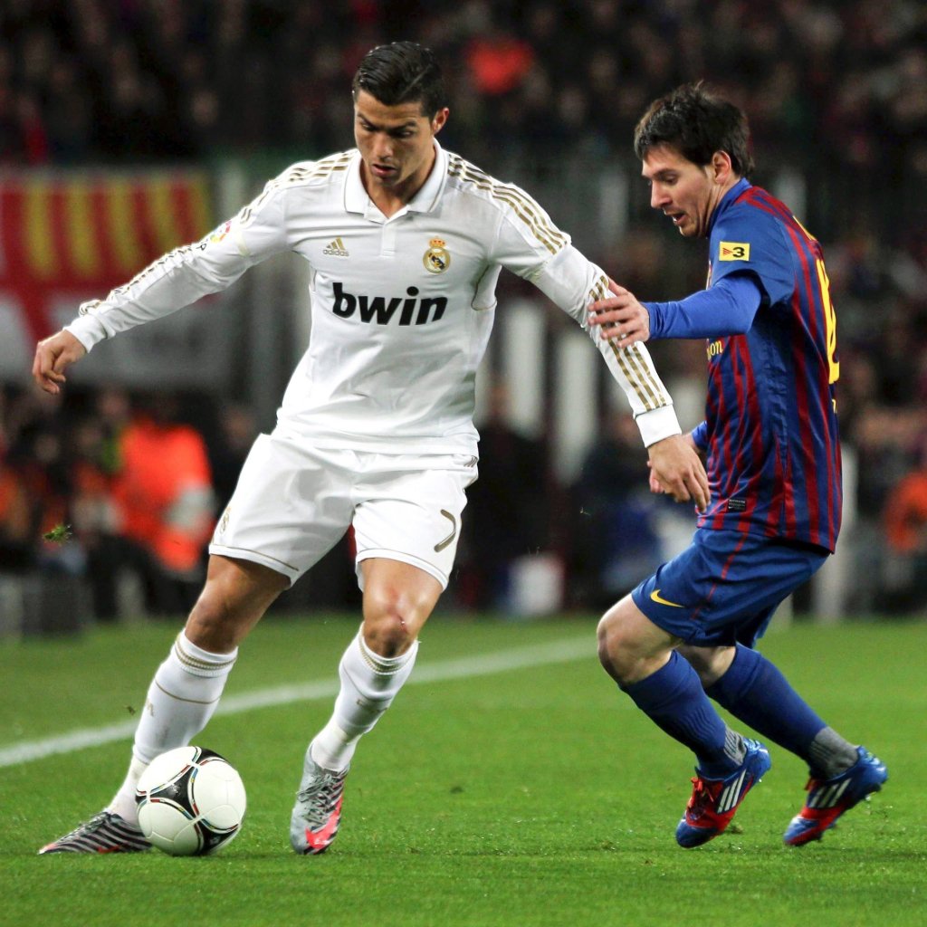 Forum avatar of two soccer players in action: a Real Madrid player dribbling past an opponent in Barcelona colors — dynamic sports profile photo.