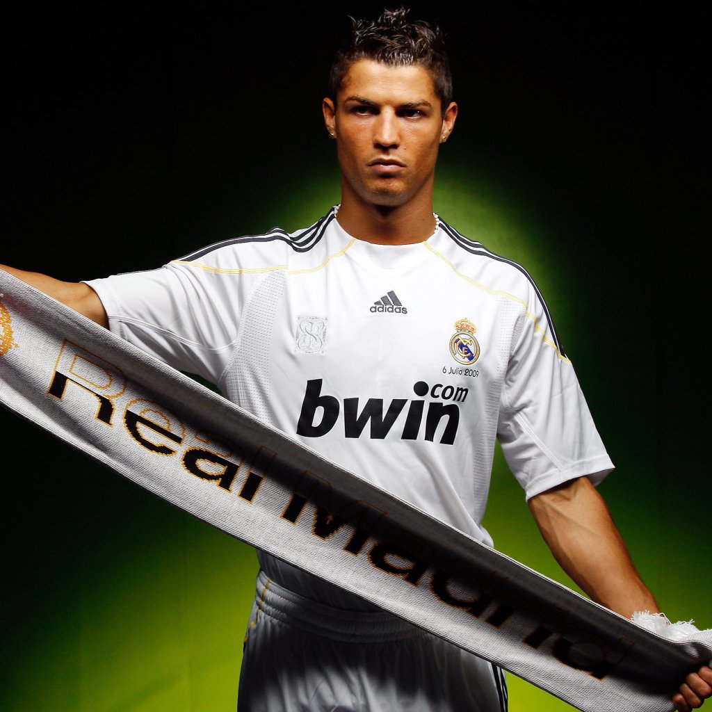 Forum avatar of a footballer in a Real Madrid C.F. kit holding a club scarf, posed front‑on against a green backdrop.