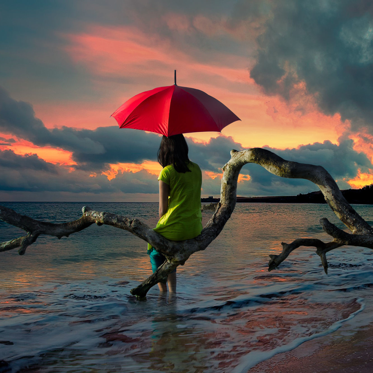 Девушка под красным зонтом море