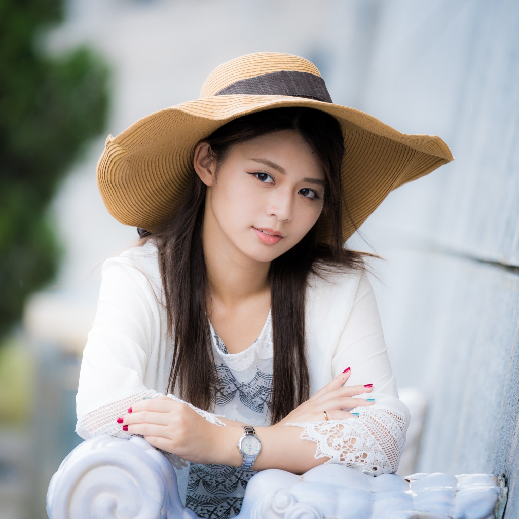Азиатка в шляпе