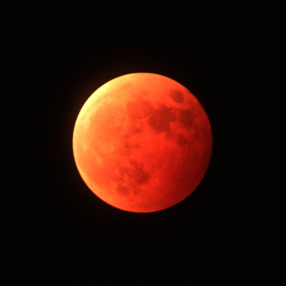 Большая оранжевая луна. Оранжевая Луна. Луна оранжевого цвета. Темно оранжевая Луна. Кровавая Луна.