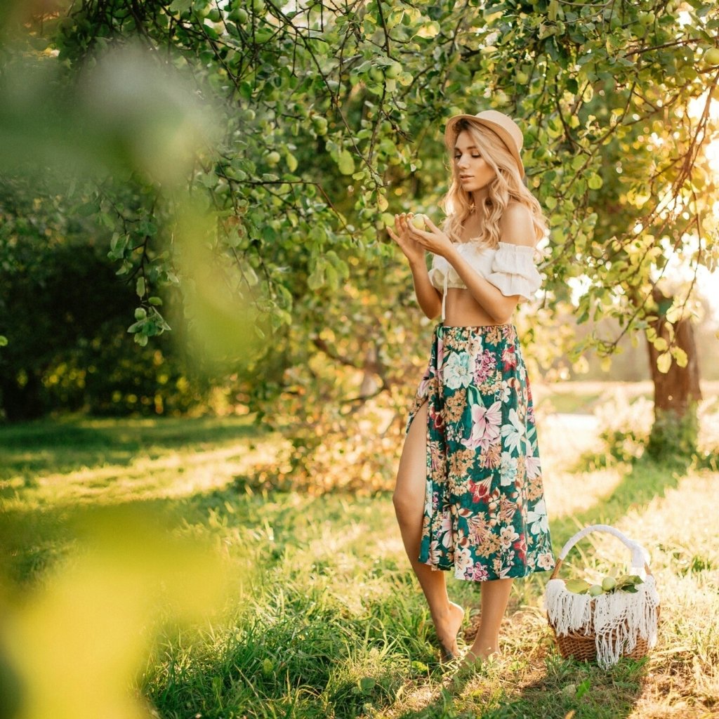 Download Hat Skirt Sunny Mood Model Woman PFP