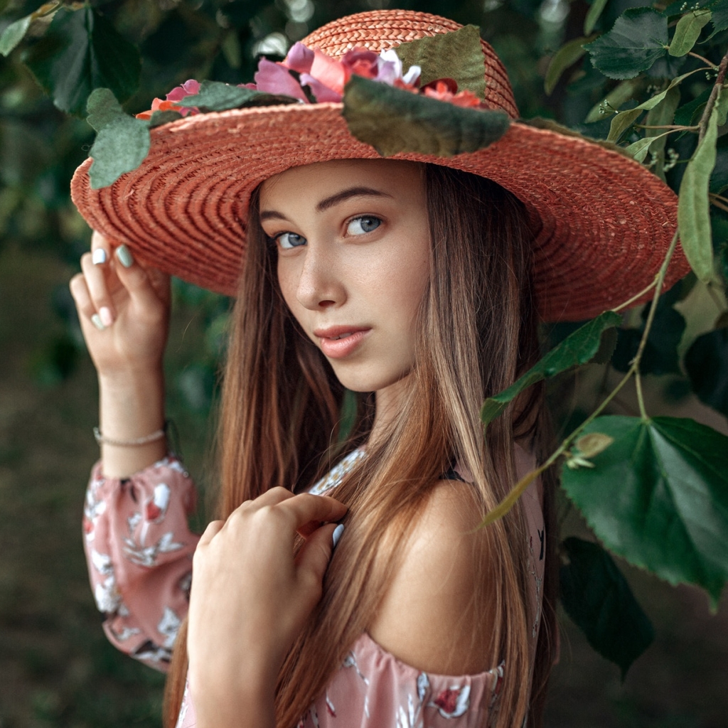 Download Brunette Blue Eyes Model Hat Woman PFP