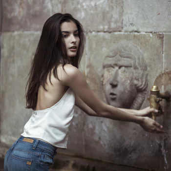 model shorts brunette woman PFP