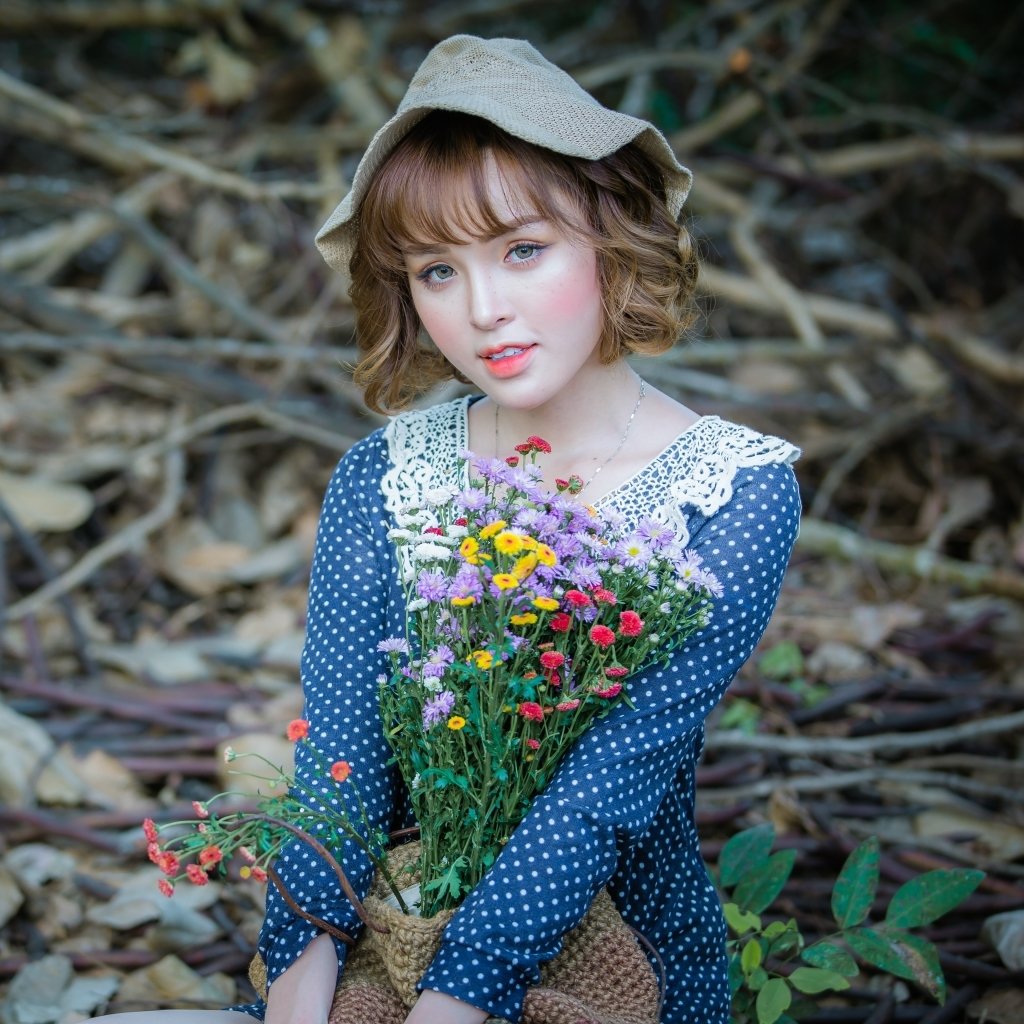 Download Brunette Hat Model Woman PFP