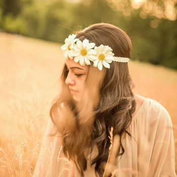 model mood wreath brunette summer woman PFP