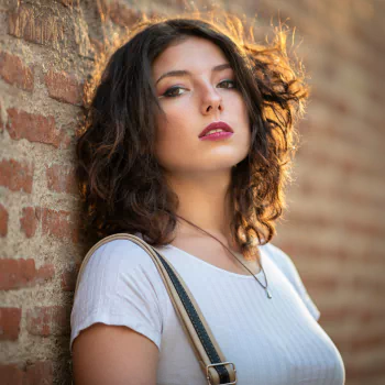 lipstick brunette model woman PFP