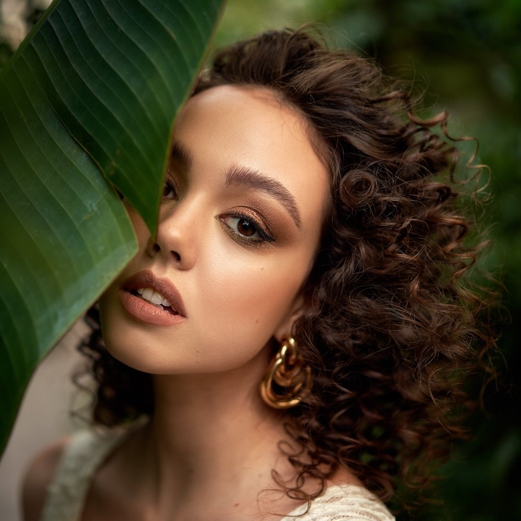 Download Brown Eyes Curl Brunette Face Model Woman PFP