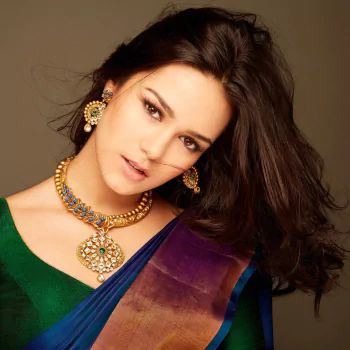 brown eyes earrings necklace jewelry saree Indian brunette model woman PFP