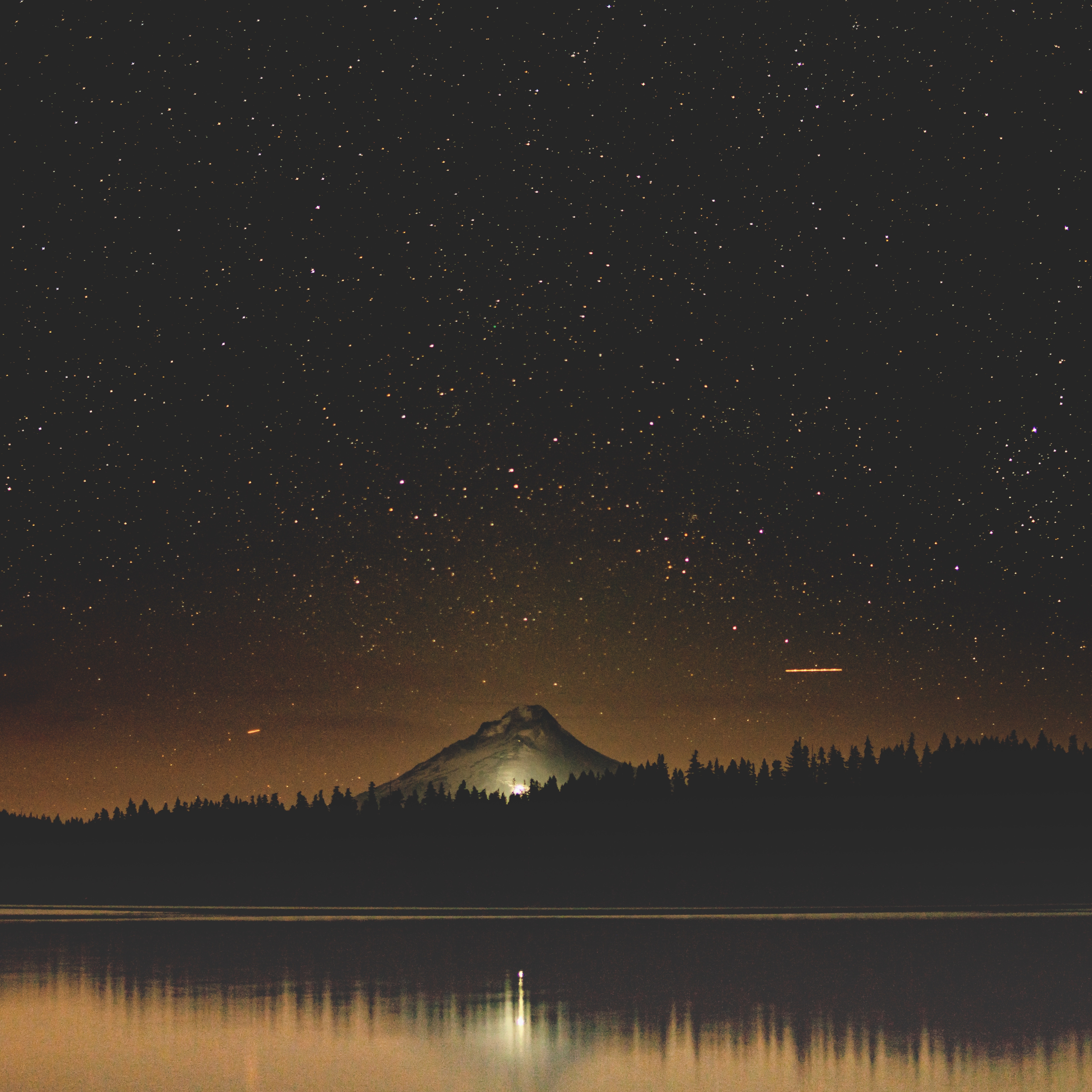 Whole night. Звездное озеро. Звездное небо горы озеро. Обои ночное озеро на андроид. Точка в чёрном небе над озером.