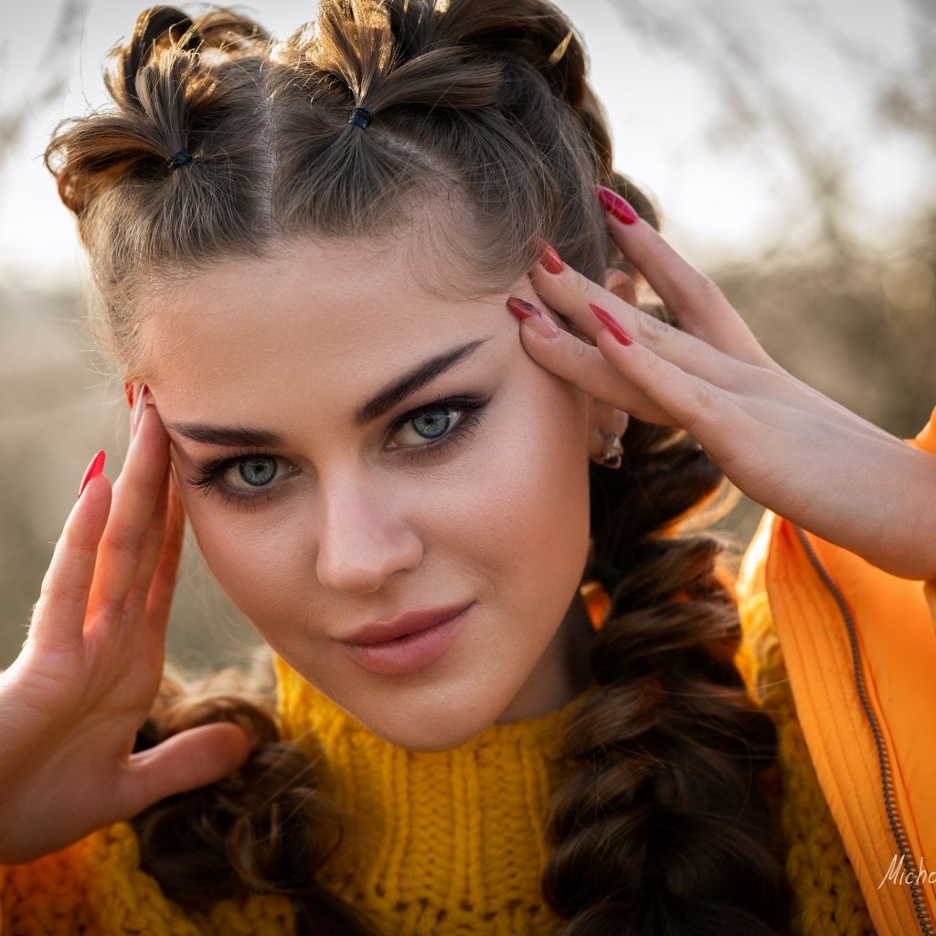 Download Brunette Face Blue Eyes Model Woman PFP