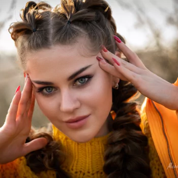 brunette face blue eyes model woman PFP