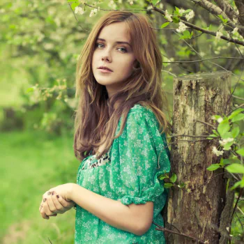 brunette model woman PFP