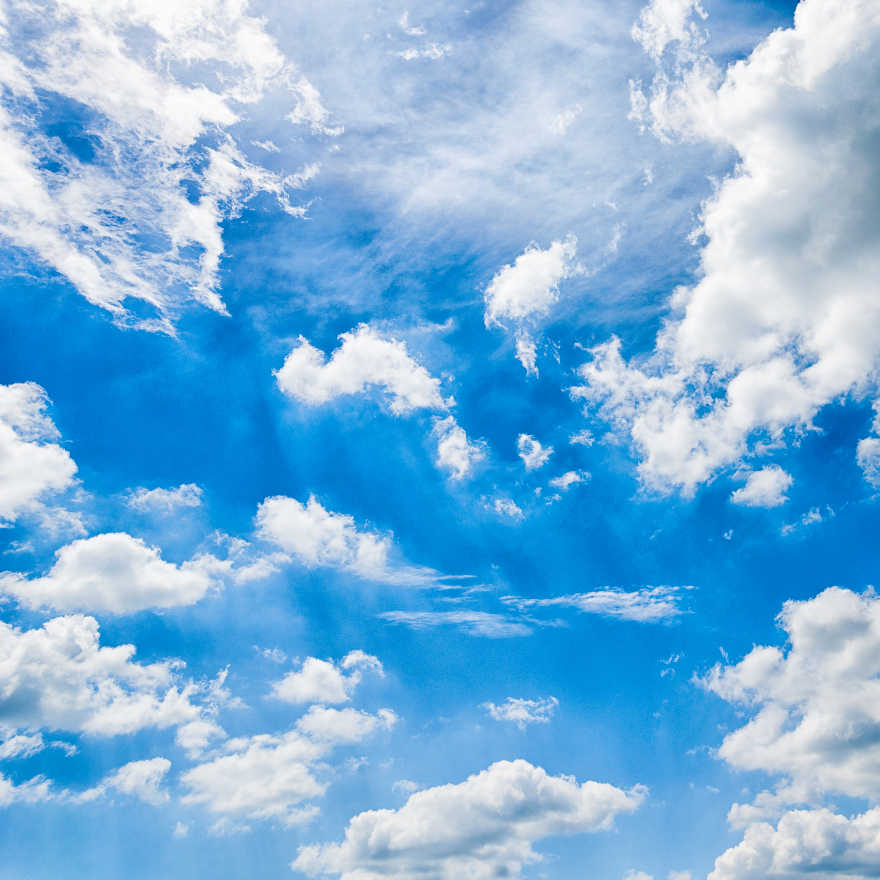 Những đám mây bồng bềnh trên bầu trời xanh thật là đẹp! Hãy cùng ngắm nhìn hình ảnh để tận hưởng tình cảm êm đềm và suy ngẫm trong khoảnh khắc yên bình này.