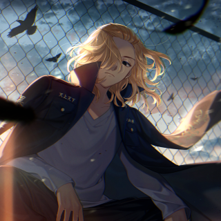 Forum avatar of Manjiro Mikey Sano from Tokyo Revengers: windswept blond hair, open jacket, leaning by a chain-link fence against a dusky sky, calm, confident gaze.