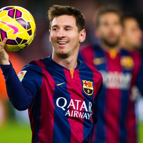 Forum avatar featuring Lionel Messi in a Barcelona jersey, smiling and holding a yellow and purple soccer ball during a match.