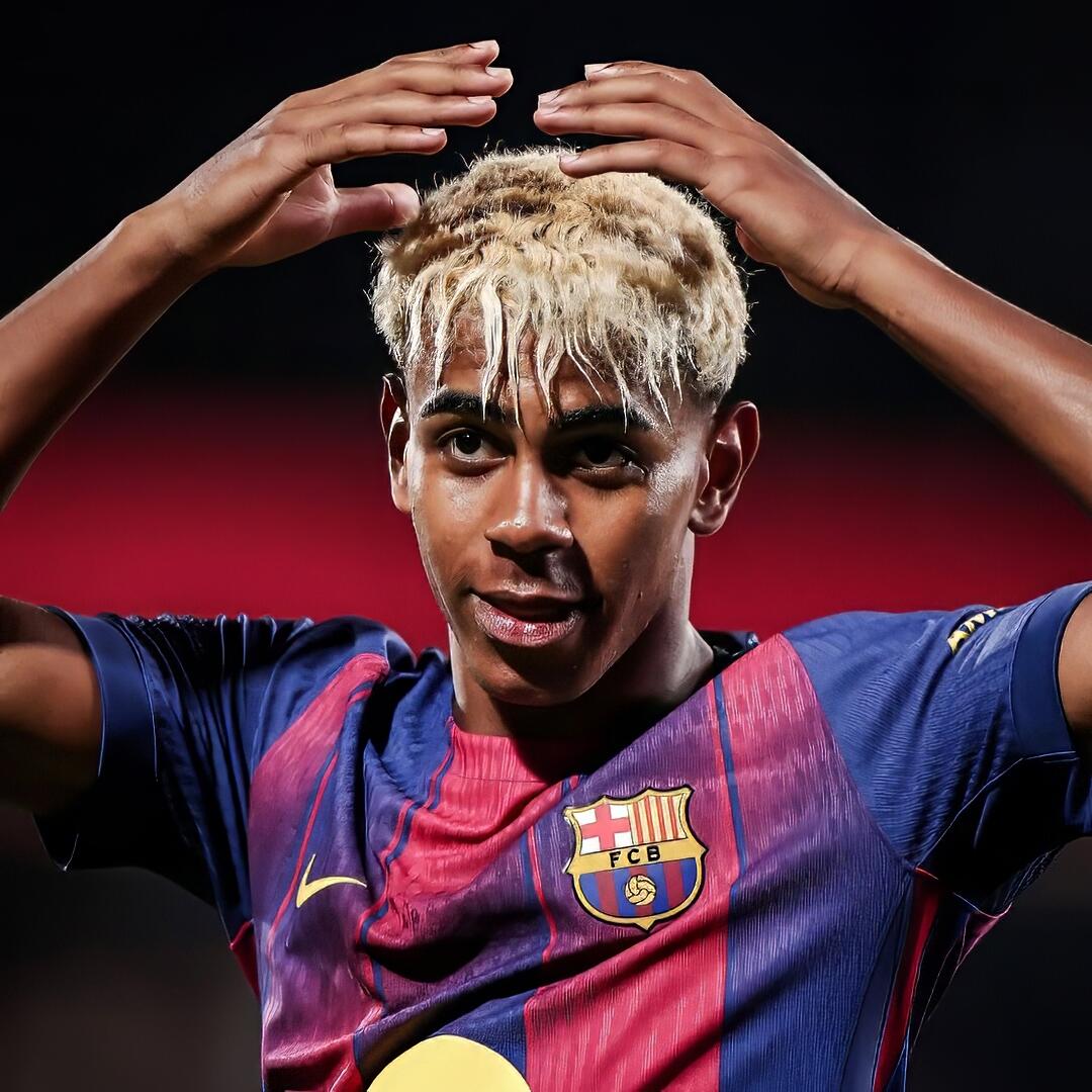 Forum avatar of a young soccer player in an FC Barcelona jersey with bleached‑blond hair, hands on head in a close-up profile photo.